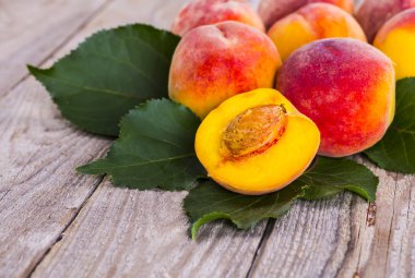 Ahşap arka planda taze şeftali