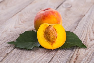 Ahşap arka planda taze şeftali