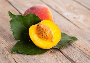 Ahşap arka planda taze şeftali