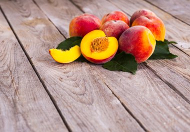 Ahşap arka planda taze şeftali