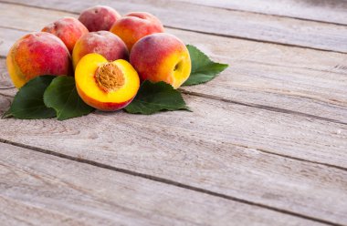 Ahşap arka planda taze şeftali