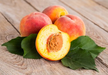 Ahşap arka planda taze şeftali