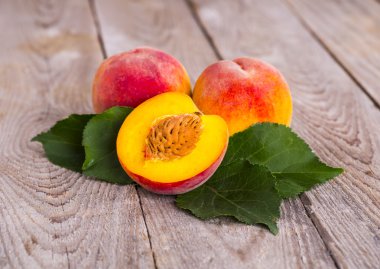 Ahşap arka planda taze şeftali