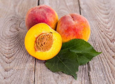 Ahşap arka planda taze şeftali