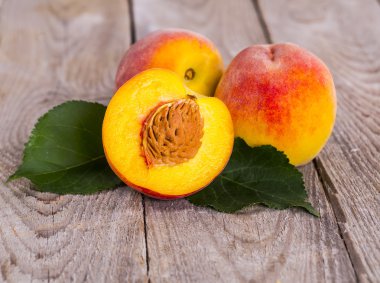 Ahşap arka planda taze şeftali