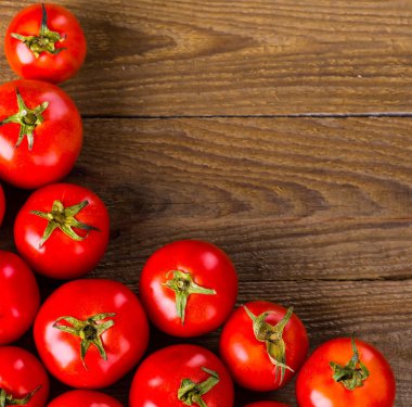 ahşap arka plan üzerinde taze, olgun domates