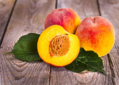 Ahşap arka planda taze şeftali