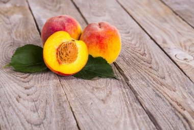 Ahşap arka planda taze şeftali