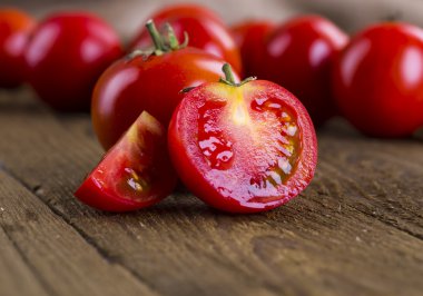 ahşap arka plan üzerinde taze, olgun domates