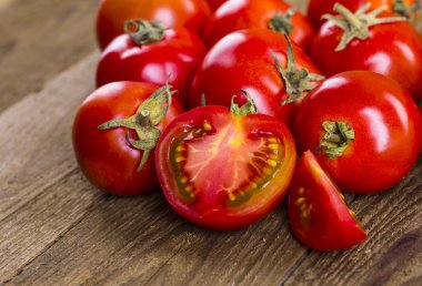 ahşap arka plan üzerinde taze, olgun domates