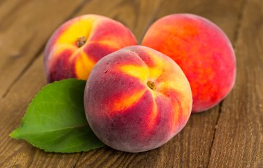 Ahşap arka planda taze şeftali