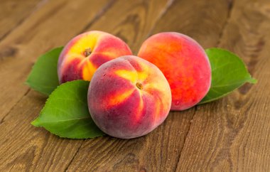 Ahşap arka planda taze şeftali