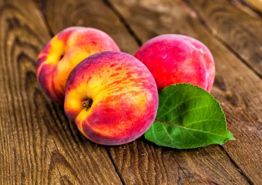 Ahşap arka planda taze şeftali