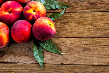 Ahşap arka planda taze şeftali