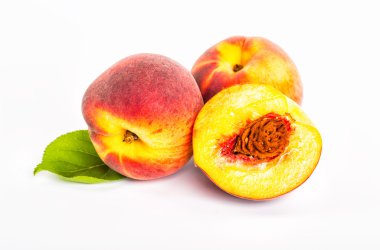 Şeftali meyve üzerinde beyaz izole