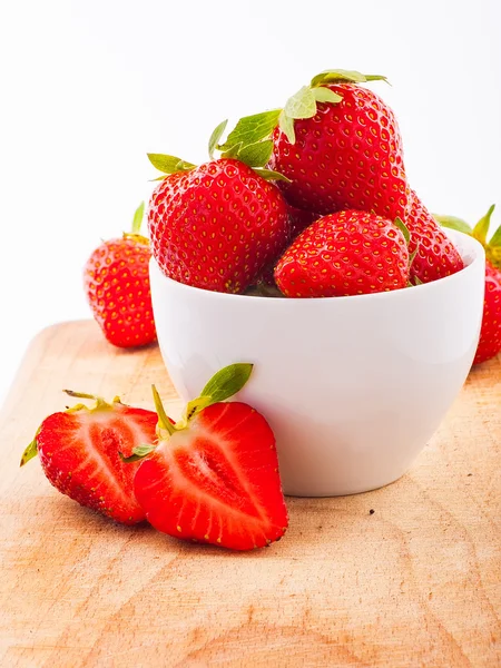 Olgun taze çilek ile kase