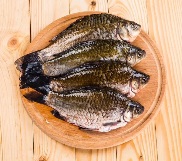 Färsk rå fisk och livsmedelsingredienser på bord — Stockfoto