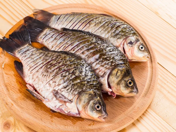 Färsk rå fisk och livsmedelsingredienser på bord — Stockfoto