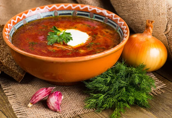 La sopa ucraniana de remolacha - borscht, sobre la servilleta, sobre el fondo de madera — Foto de Stock