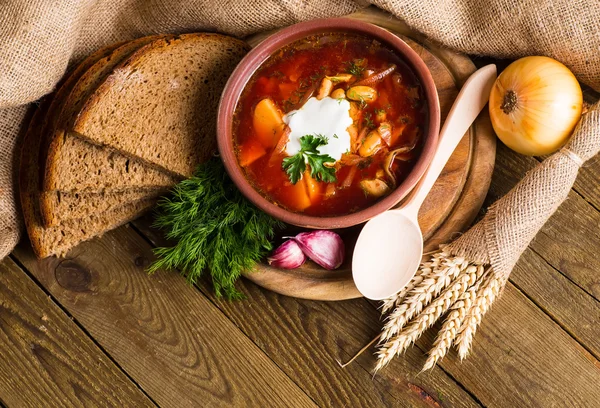 Sopa de beterraba ucraniana - borscht, em guardanapo, em backgrou de madeira — Fotografia de Stock