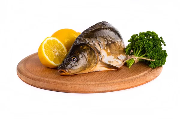 Taze çiğ balık ve gıda maddeleri masada