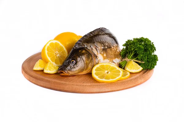 Färsk rå fisk och livsmedelsingredienser på bord — Stockfoto