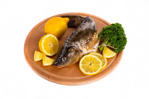 Färsk rå fisk och livsmedelsingredienser på bord — Stockfoto