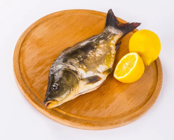 Taze çiğ balık ve gıda maddeleri masada