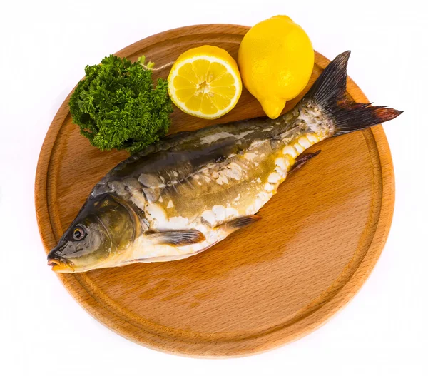 Peixe cru fresco e ingredientes alimentares na mesa — Fotografia de Stock