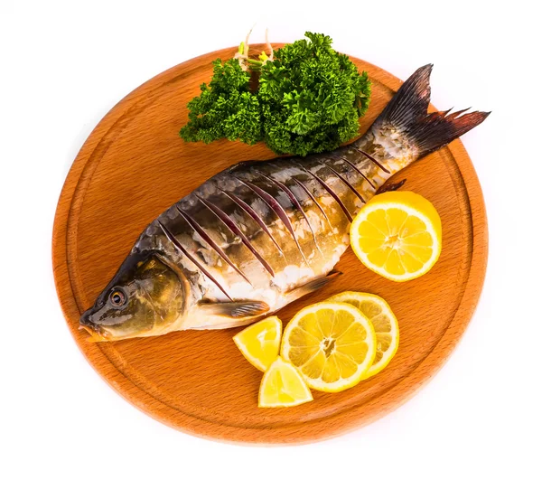 Свежая рыба и пищевые ингредиенты на столе — стоковое фото