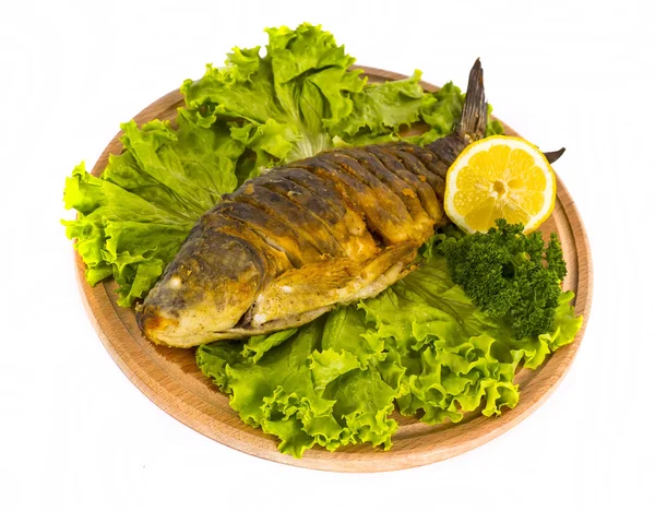 Жареная рыба со свежими травами и лимоном — стоковое фото