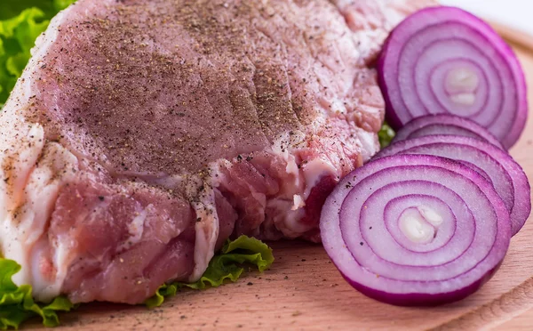 新鮮な肉と野菜のキッチン ボード — ストック写真