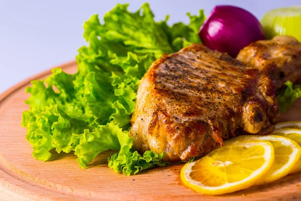 Filetes a la parrilla en madera —  Fotos de Stock