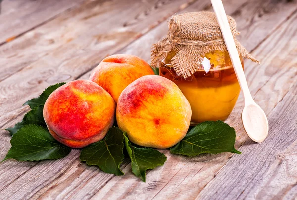 Ahşap arka planda taze şeftali