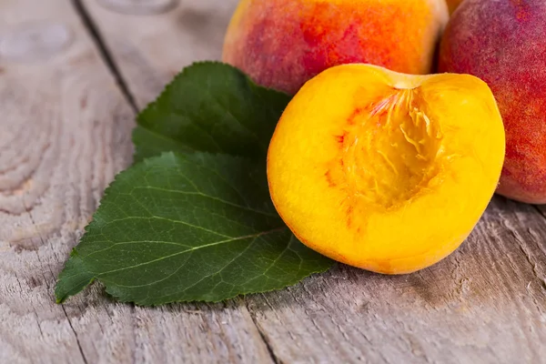 Ahşap arka planda taze şeftali