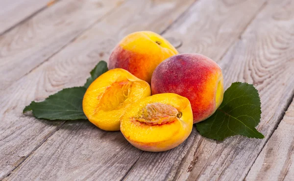 Ahşap arka planda taze şeftali