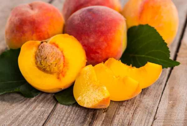 Ahşap arka planda taze şeftali