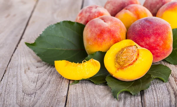 Ahşap arka planda taze şeftali