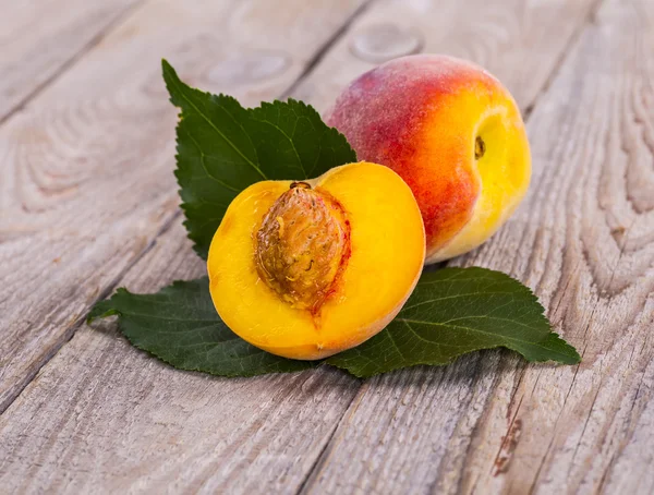 Ahşap arka planda taze şeftali