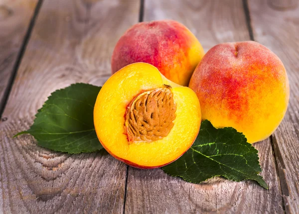 Ahşap arka planda taze şeftali
