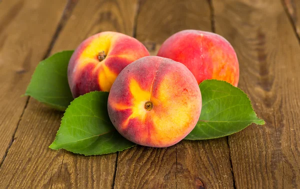 Ahşap arka planda taze şeftali