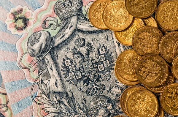Gold- und Silbermünzen des Russischen Reiches im Hintergrund — Stockfoto