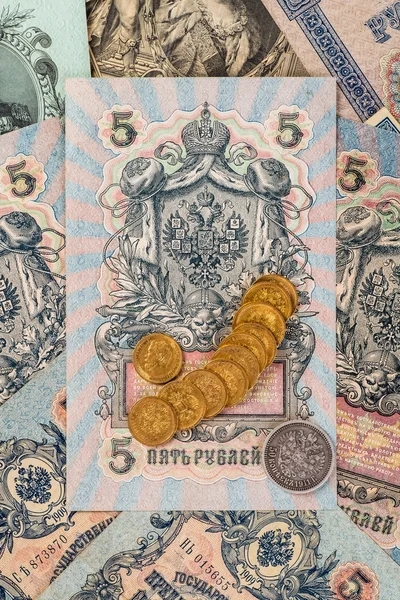 Monedas de oro y plata del Imperio ruso en el fondo ko — Foto de Stock