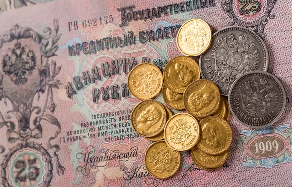 Moedas de ouro e prata do Império Russo no fundo ko — Fotografia de Stock