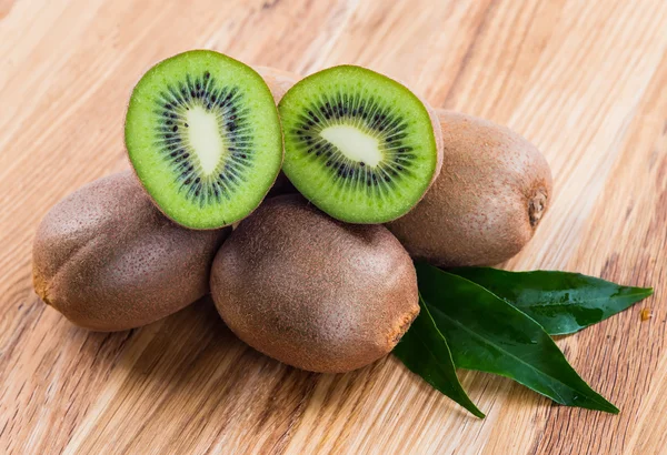 Kiwi fruta no fundo de madeira marrom — Fotografia de Stock