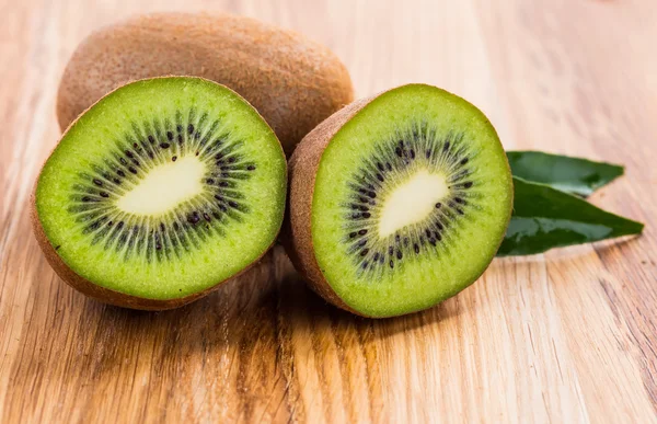 Kiwi fruta no fundo de madeira marrom — Fotografia de Stock