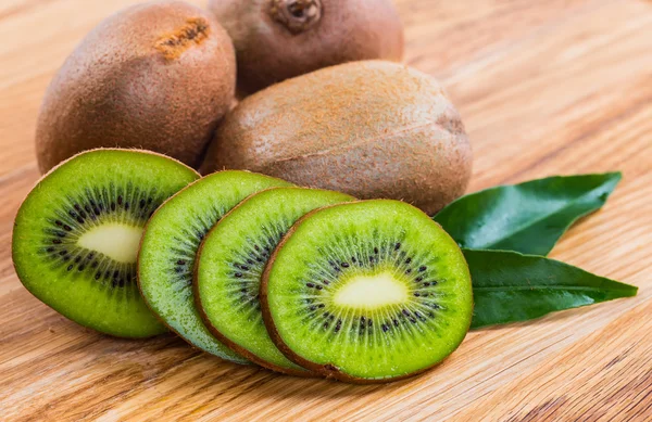 Kiwi fruta no fundo de madeira marrom — Fotografia de Stock