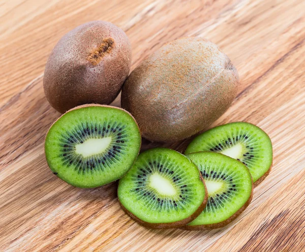 Kiwi fruta no fundo de madeira marrom — Fotografia de Stock
