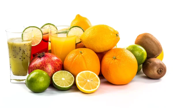 Čerstvé ovoce a bobule izolované na bílém — Stock fotografie