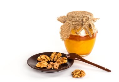 İle fındık ve beyaz zemin üzerine peynir tatlım